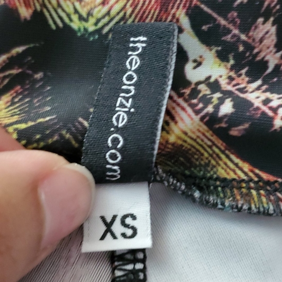 Onzie Jamaica Feather Print Capri Workout Leggings - Picture 8 of 8